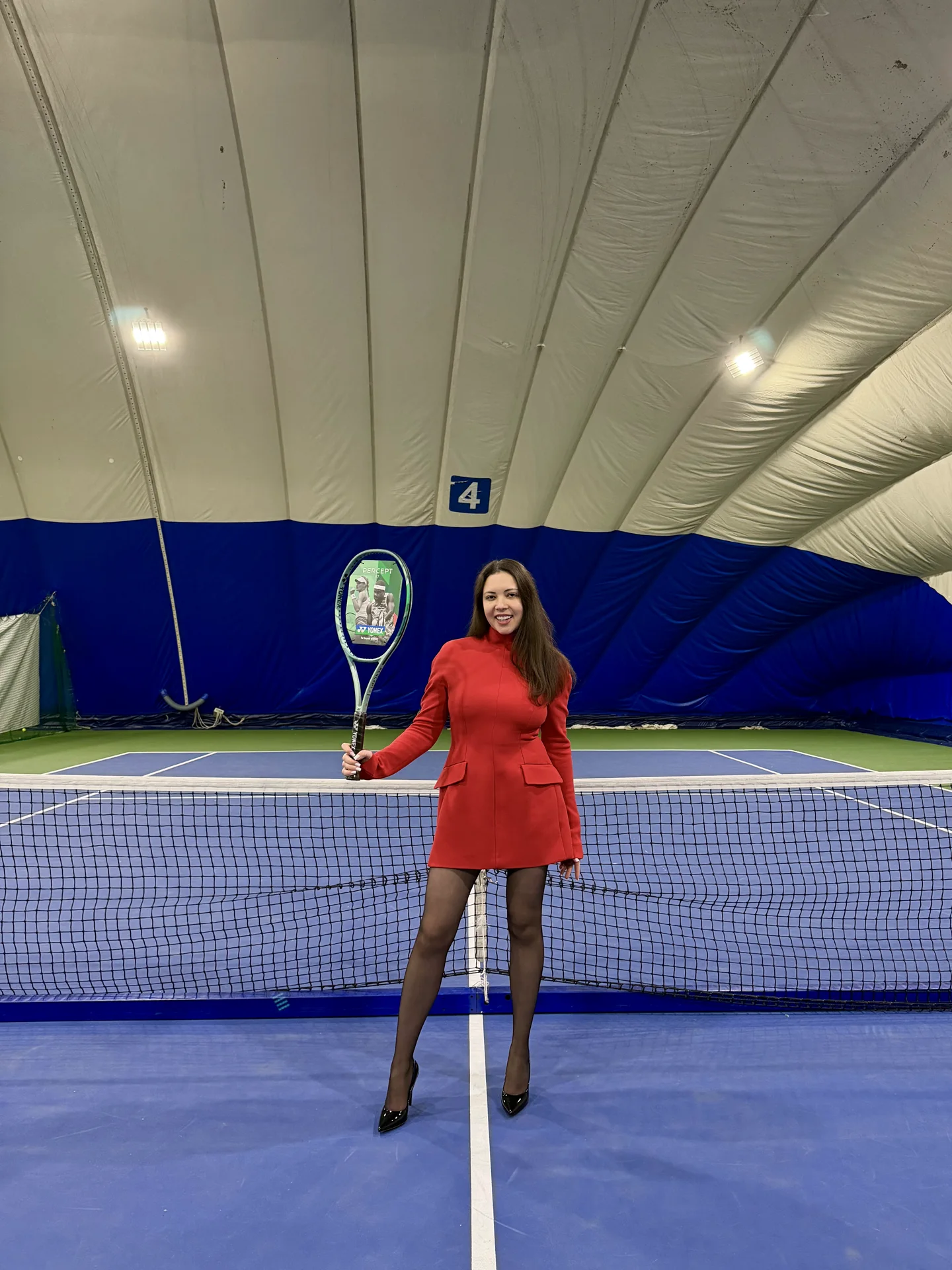 Виктория Серенкова с теннисной ракеткой на кортах Pro Tennis
