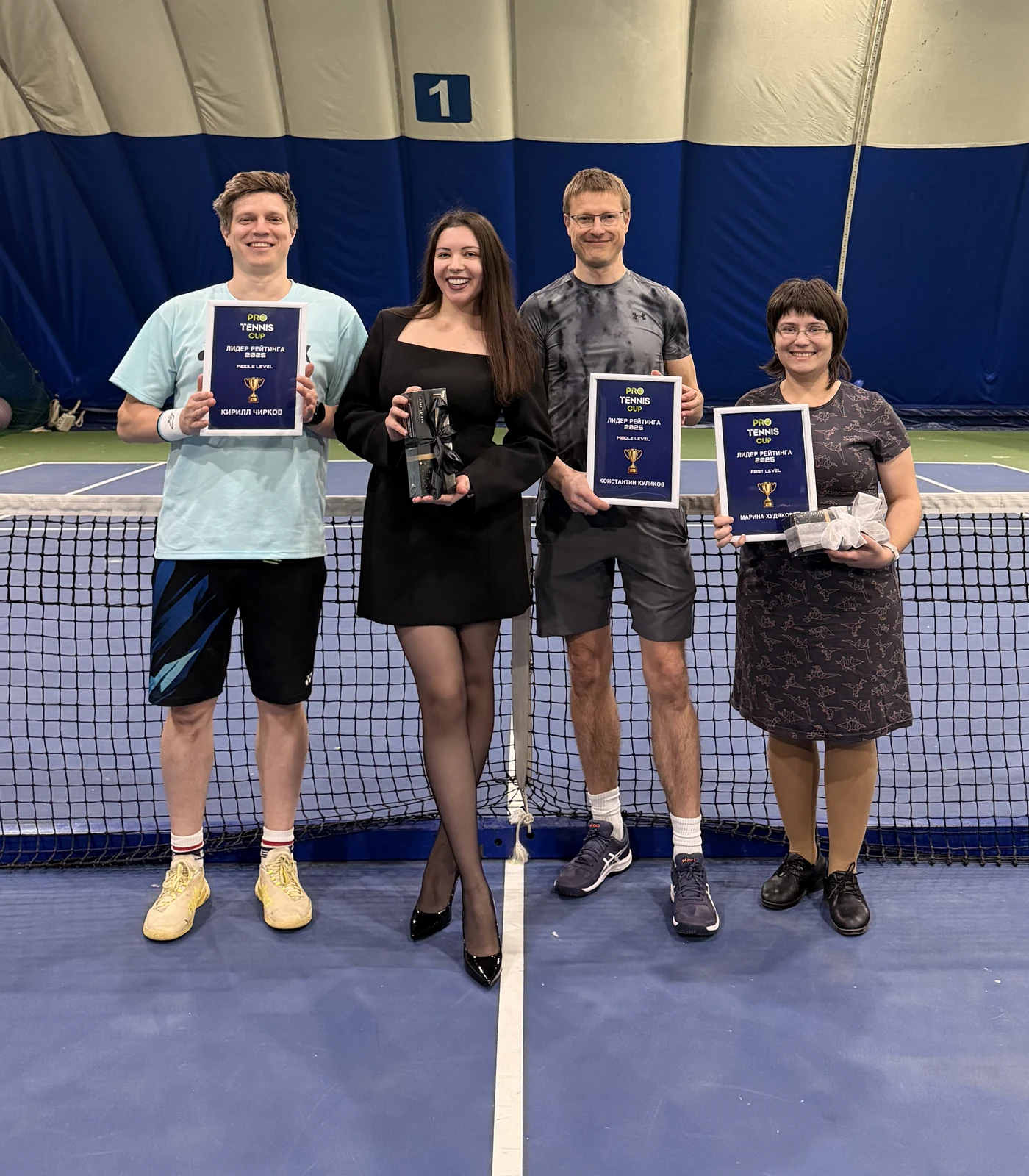 Виктория Серенкова и призёры ProTennis Cup с наградами на теннисном корте