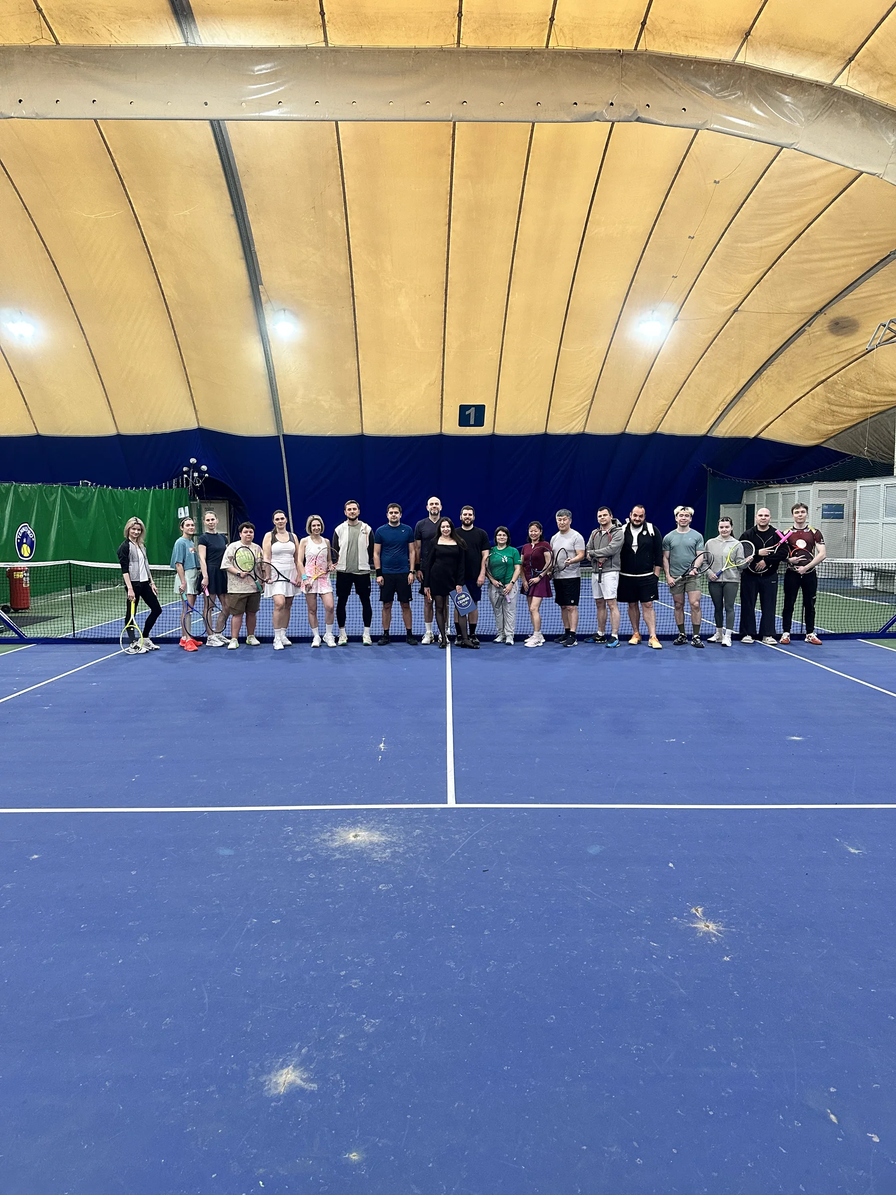 Участники ProTennis Cup на корте после турнира