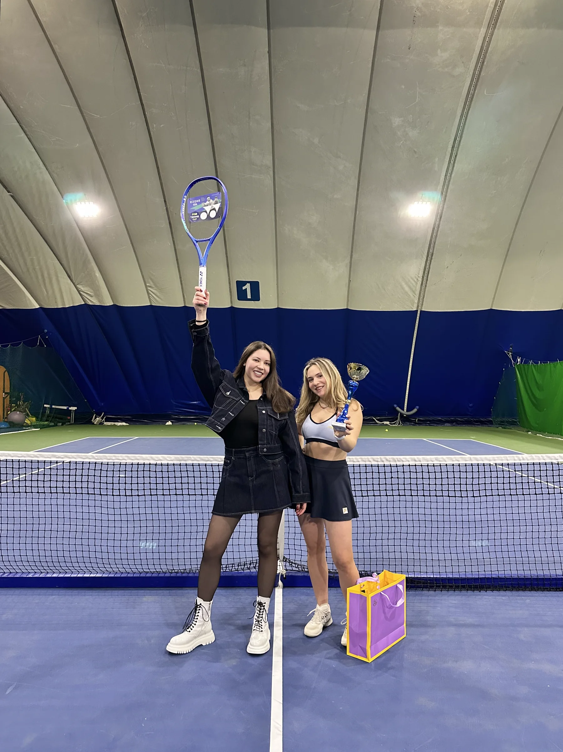 Победительница ProTennis Cup с кубком и ракеткой